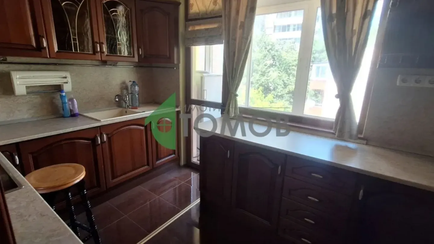 Spacious Three-Bedroom Apartment in Central Stara Zagora for Sale - Image 4