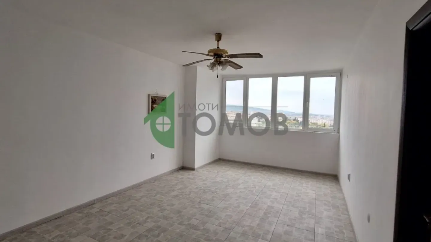 Spacious, Renovated 3BR Apartment with Great Views in Stara Zagora - Image 3