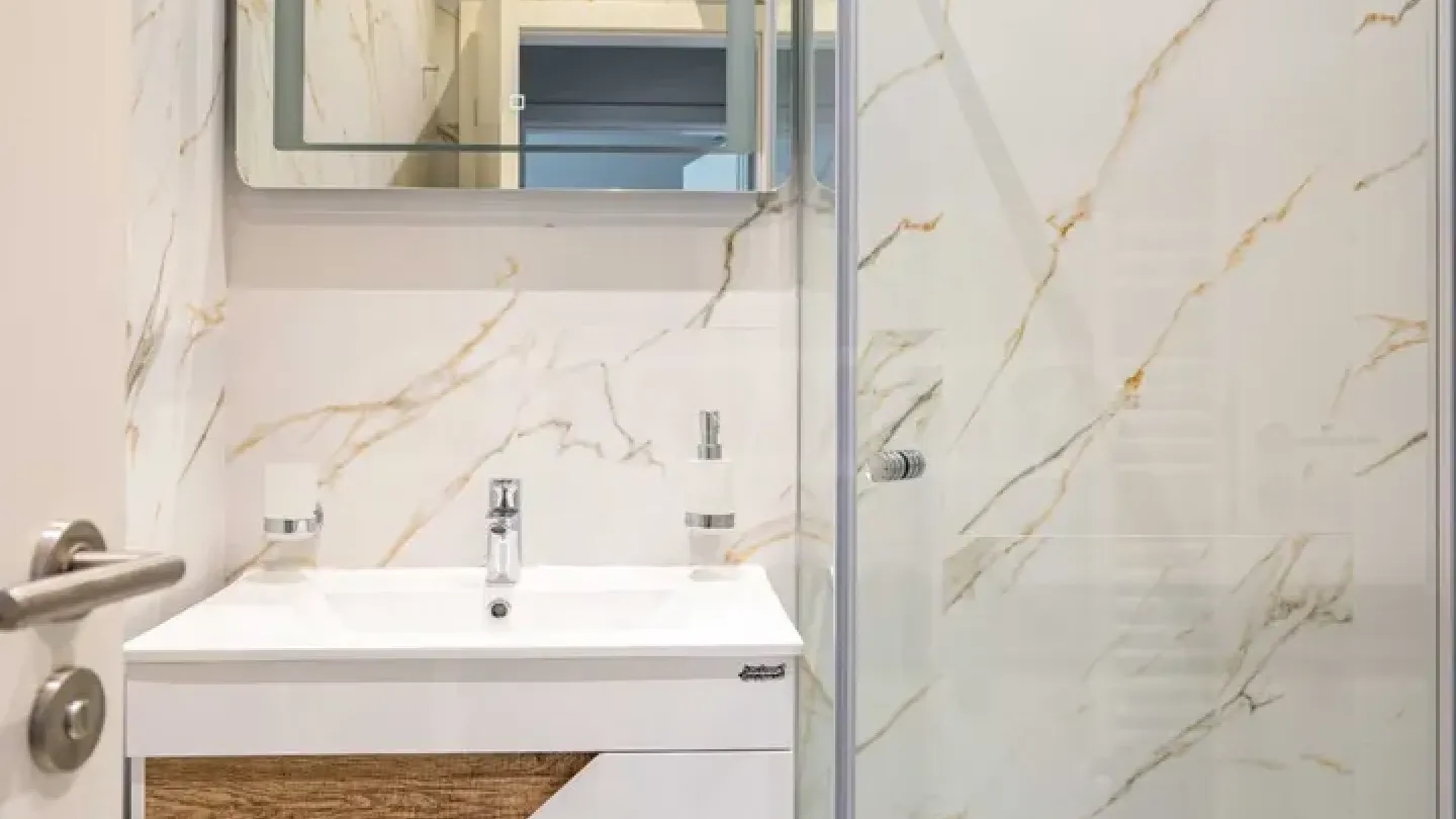 Stylish One-Bedroom Apartment in Plovdiv's Hristo Smirnenski - Image 4