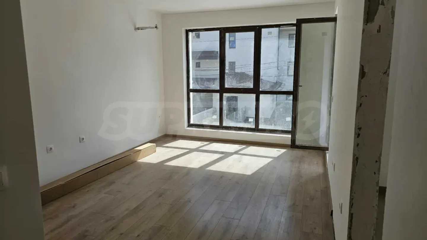 Spacious 2-Bedroom Apartment with Sea Views - Image 2