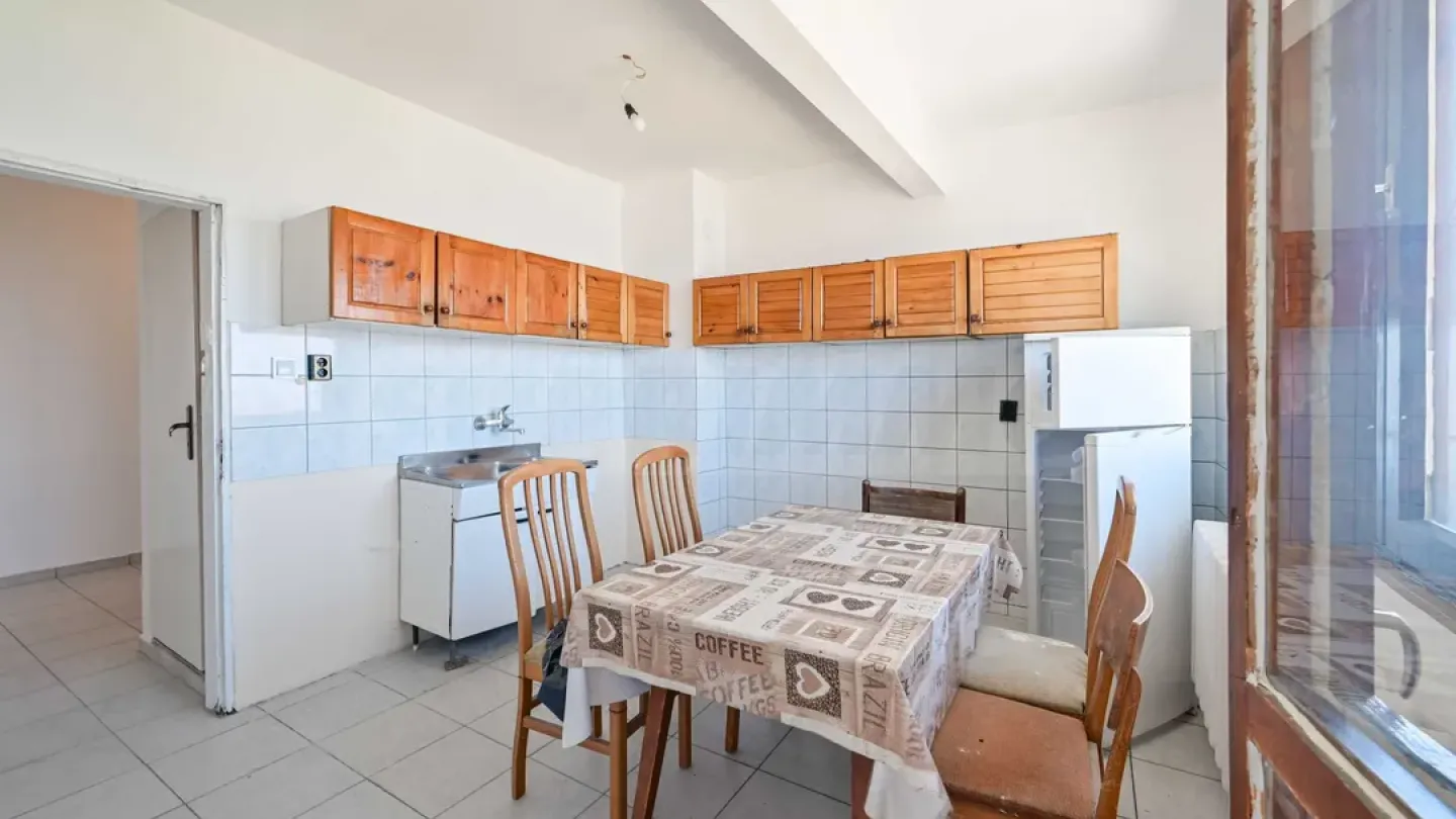 Spacious 3-Bedroom Apartment with Panoramic Views - Image 2