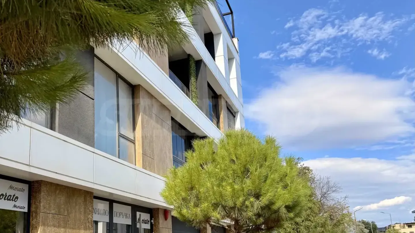 Spacious 3BR Apt w/ Greblena Base View - Image 4