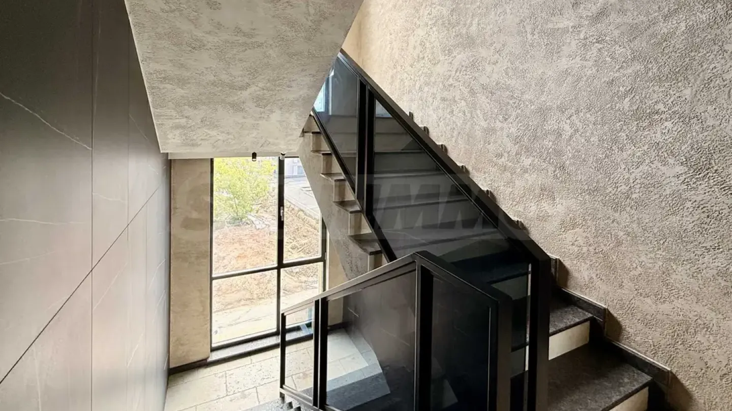 Spacious 3BR Apt w/ Greblena Base View - Image 3