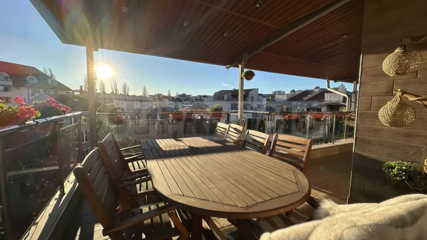 Spacious Panorama Apartment with Private Yard & Dual Parking - Image 4