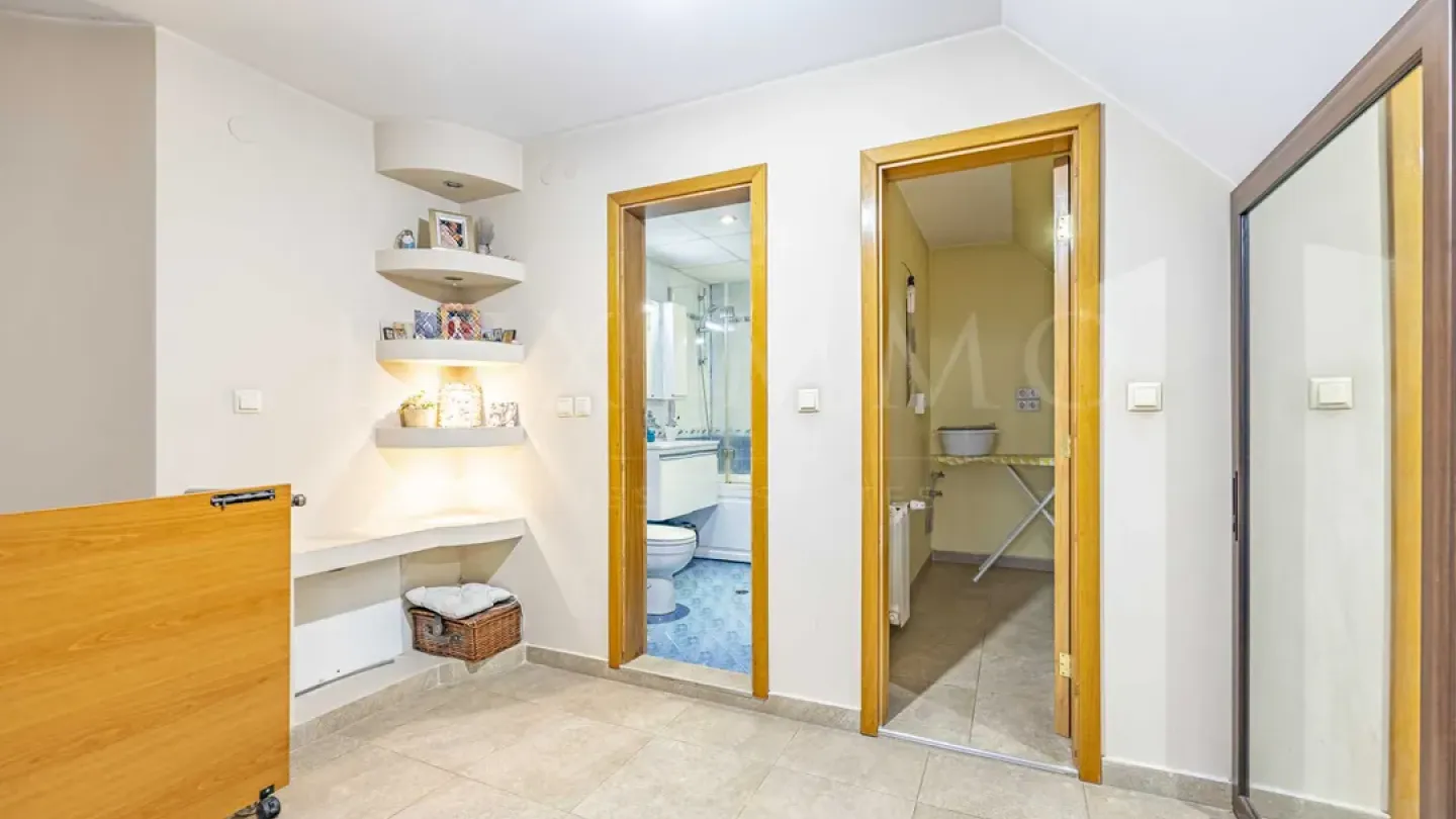 Spacious Furnished Maisonette with Stunning Sofia & Mountain Views - Image 1