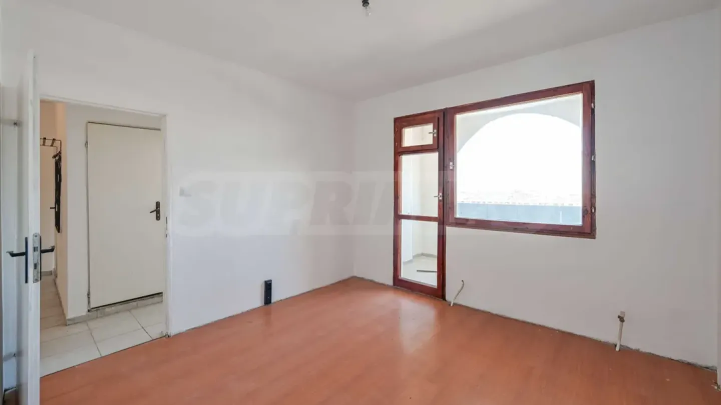 Spacious 3-Bedroom Apartment with Panoramic Views - Image 5