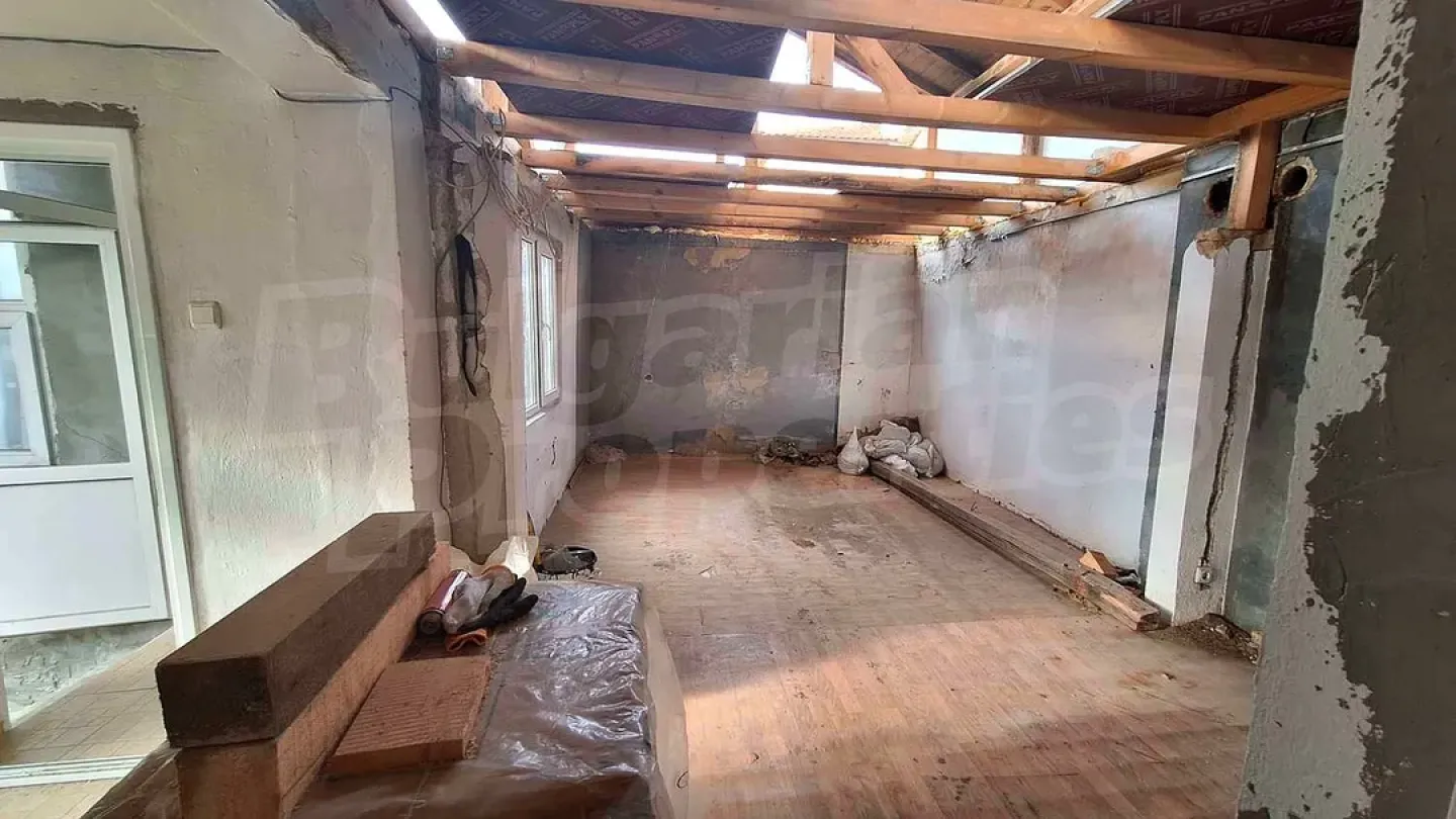 Charming House in Varna's Central District for Renovation - Image 4