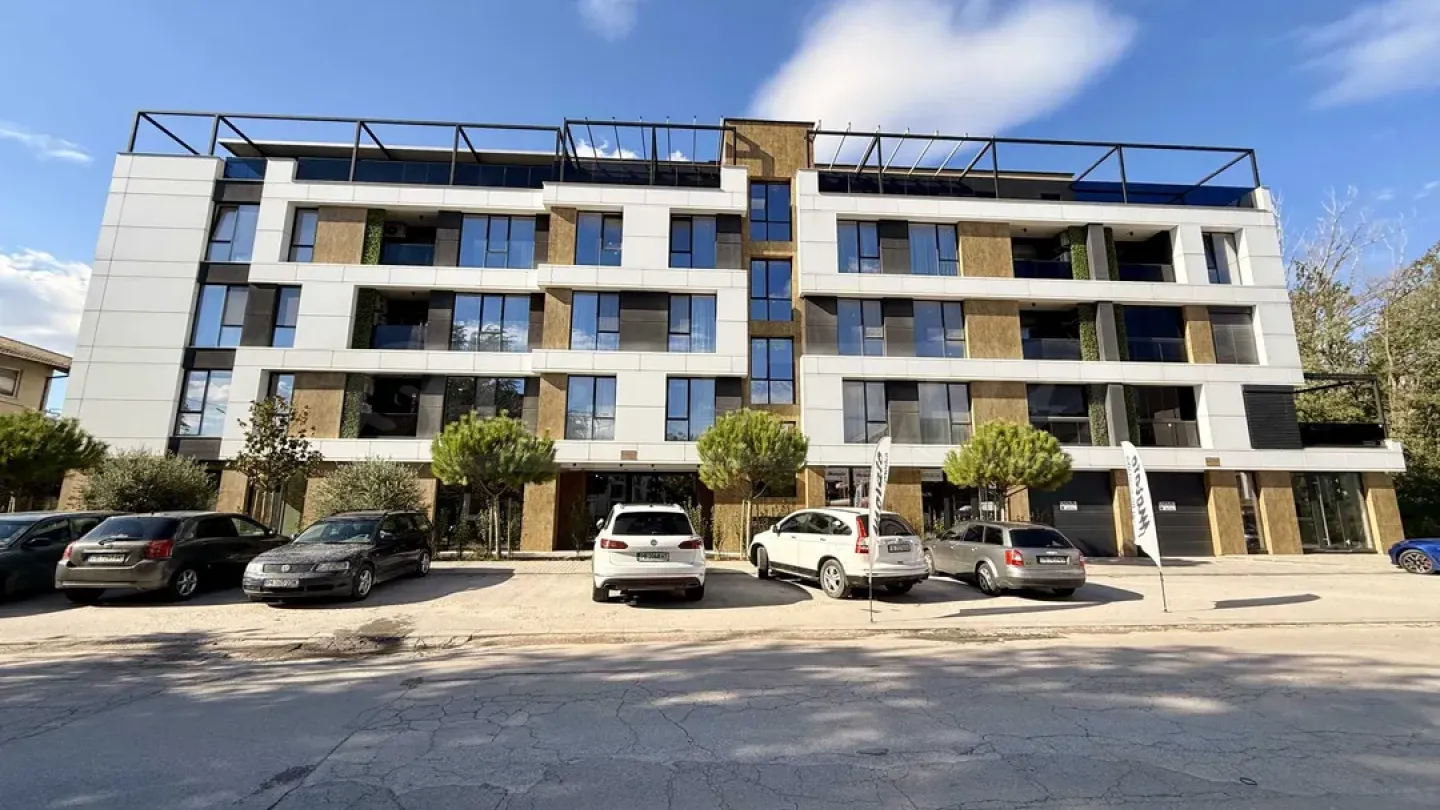 Spacious 3BR Apt w/ Greblena Base View - Image 5