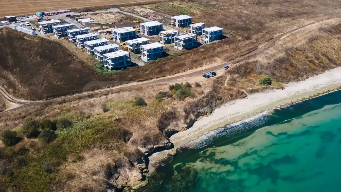 Modern 2-Level House by the Sea - Image 4