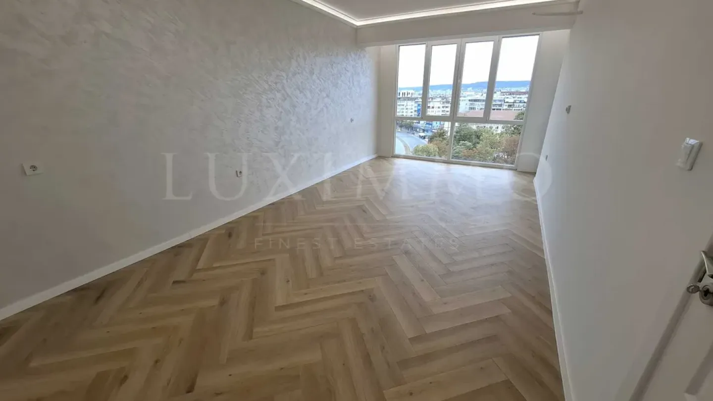 Stylish Renovated 2-Bed Apartment in Varna's Heart - €239,900 - Image 3