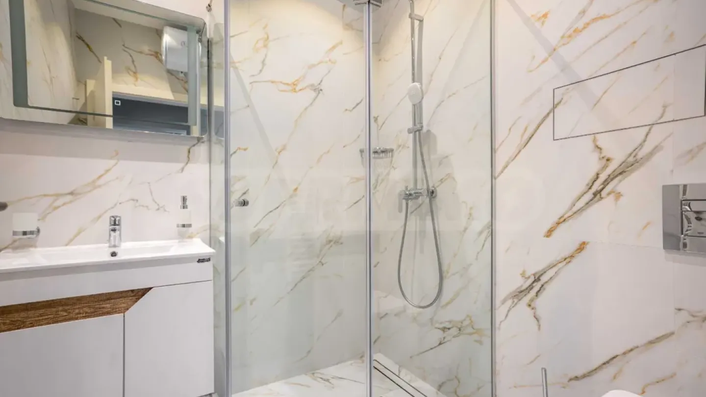 Stylish One-Bedroom Apartment in Plovdiv's Hristo Smirnenski - Image 5