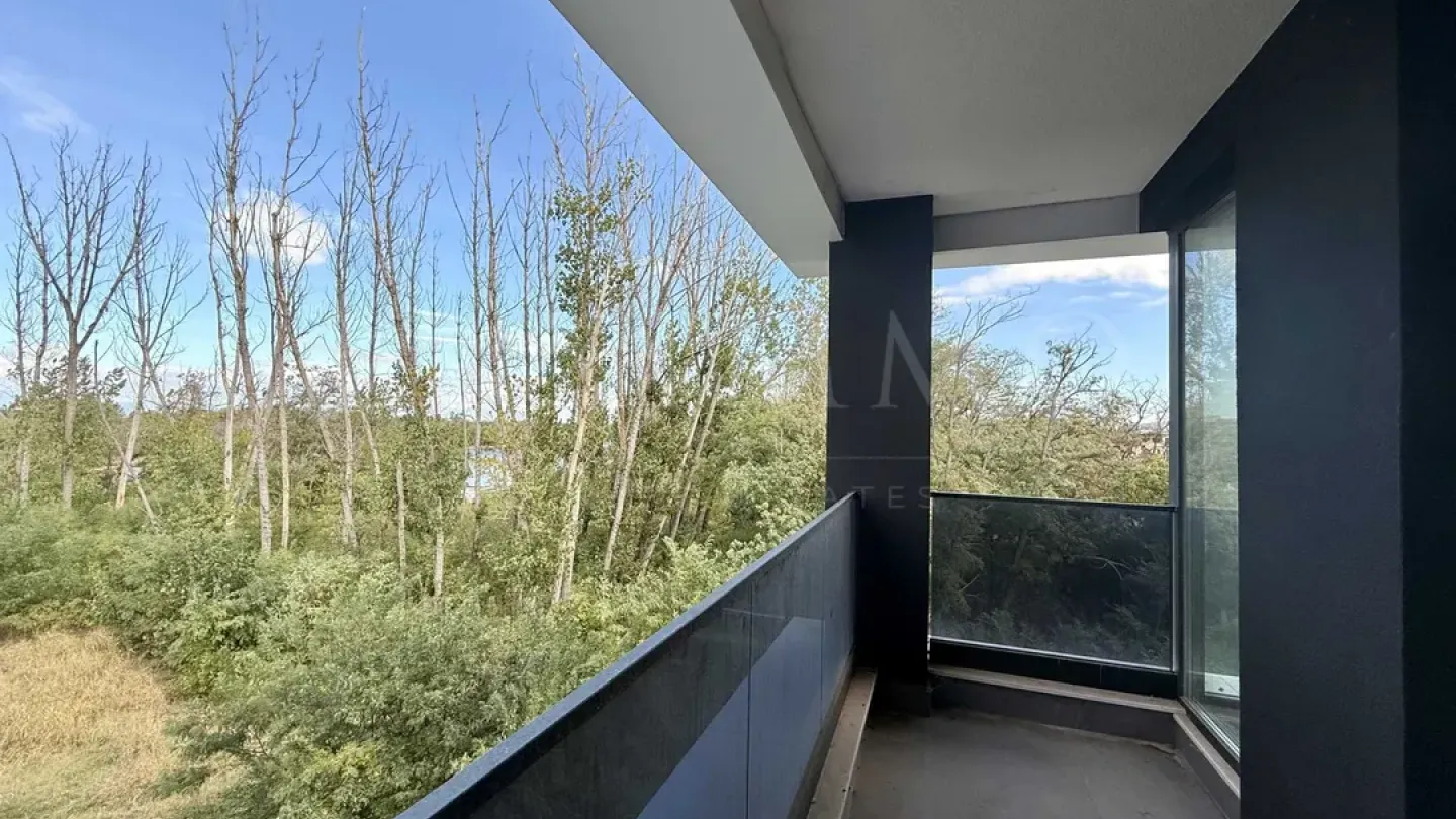 Elegant Plovdiv Apartment: Rowing Base & Mountain Views - Image 3