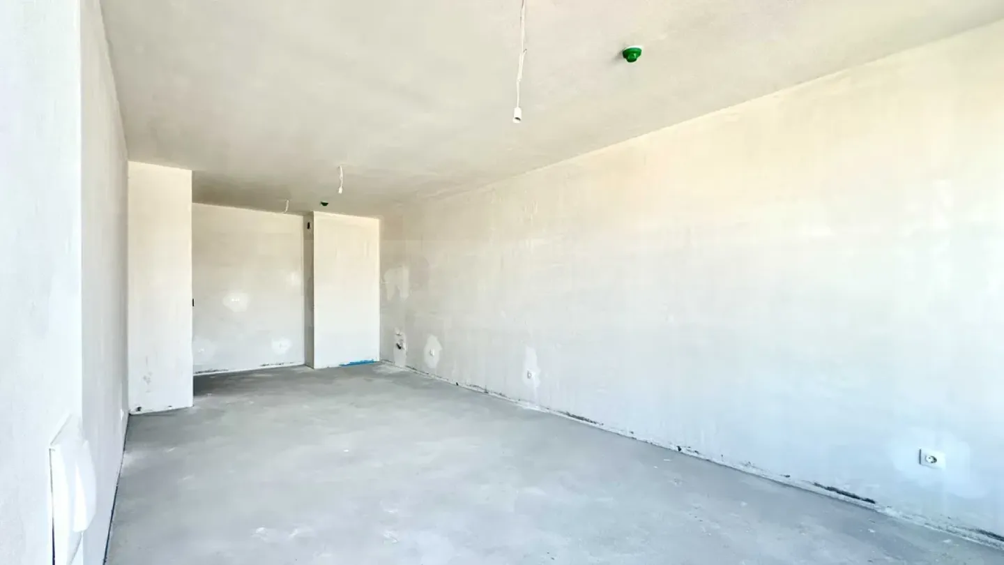 Spacious Smart Tower Apartment with Stunning City & Mountain Views - Image 3