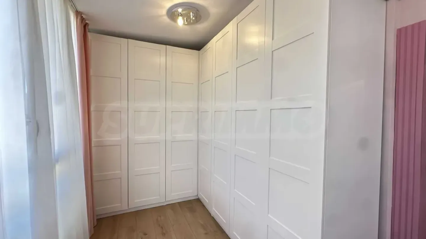 Spacious Panorama Apartment with Private Yard & Dual Parking - Image 3