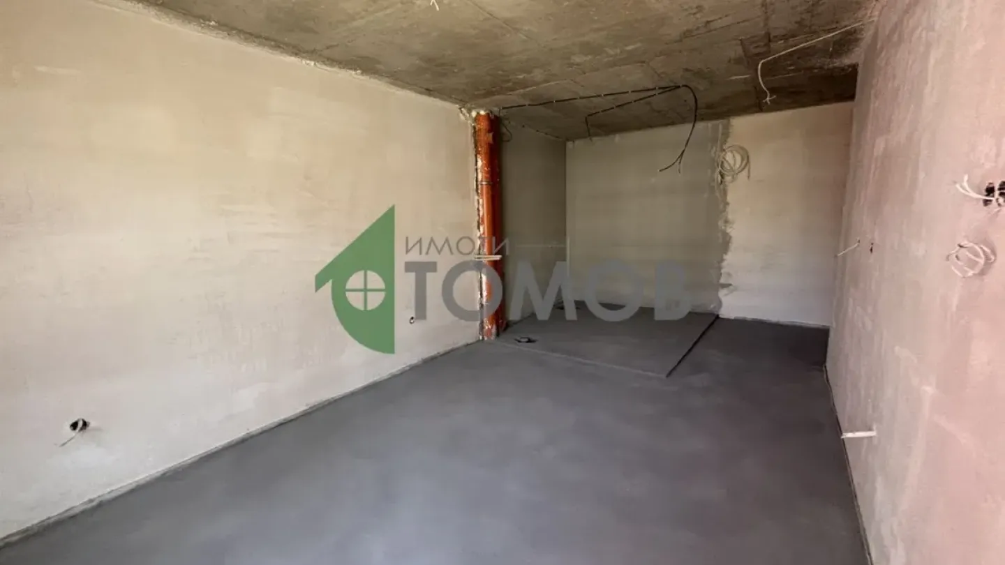 Spacious 4-Bedroom Apartment in Azimov Complex, Stara Zagora - Image 1