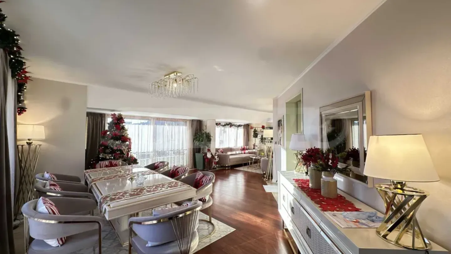 Spacious Panorama Apartment with Private Yard & Dual Parking - Image 5