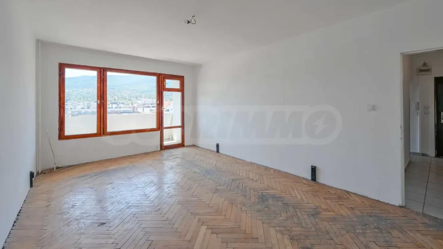 Spacious 3-Bedroom Apartment with Panoramic Views - Image 4