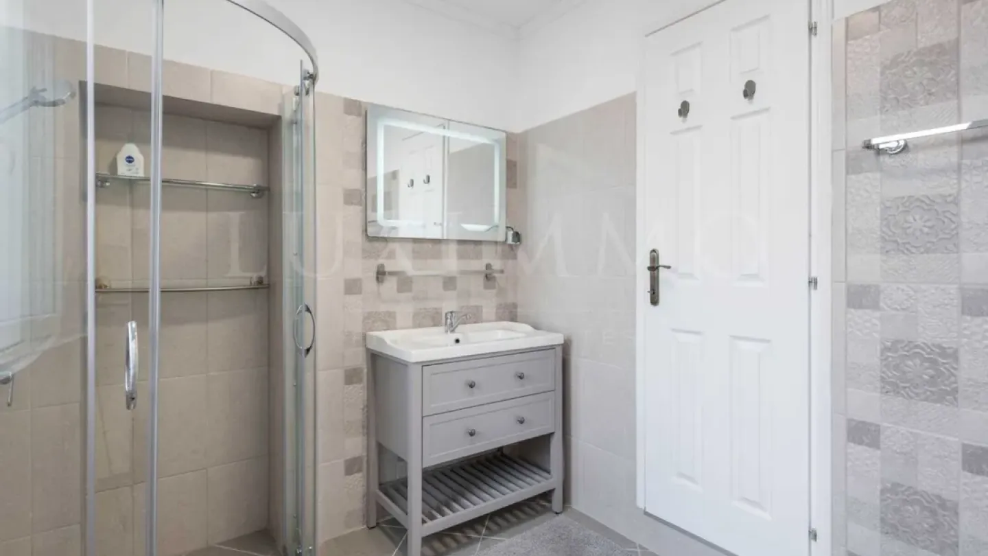 Luxury Renovated 5-Bedroom Apartment in Varna's "Greek Quarter" - Image 4