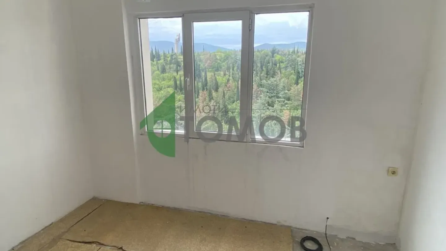 Spacious Three-Bedroom Apartment with Stunning City Views. - Image 3