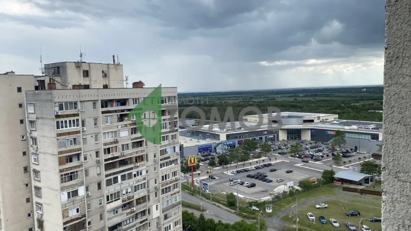 Spacious Three-Bedroom Apartment with Stunning City Views. - Image 5