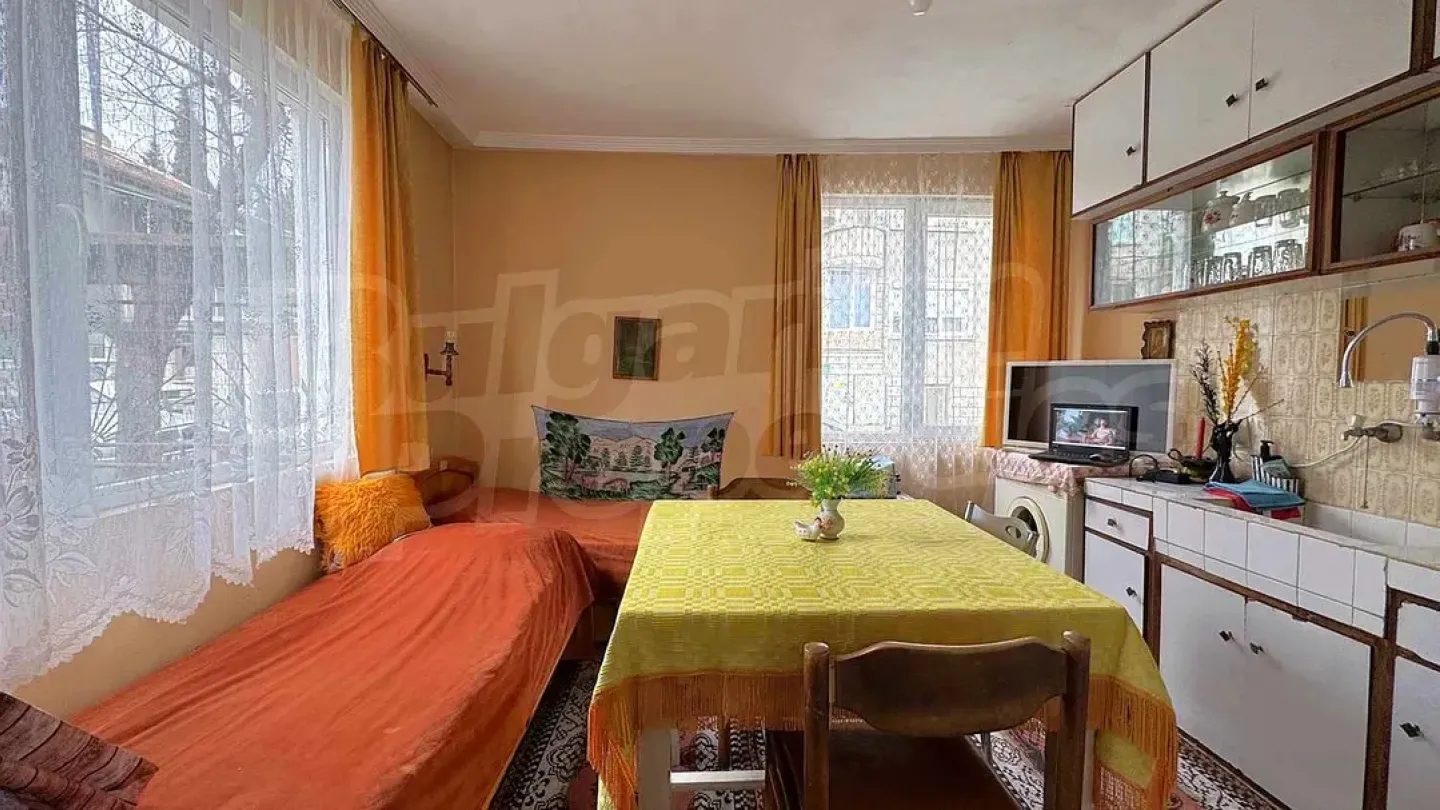 Spacious Fully Furnished House Near Samara's Flag Park - Image 4