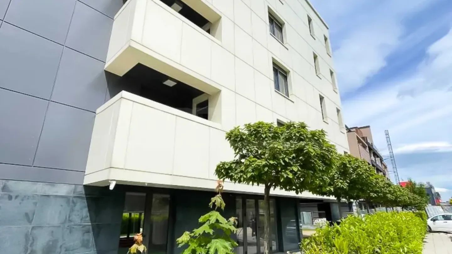 Spacious 4-Bedroom Apartment with Mountain View & Parking in Sofia - Image 2