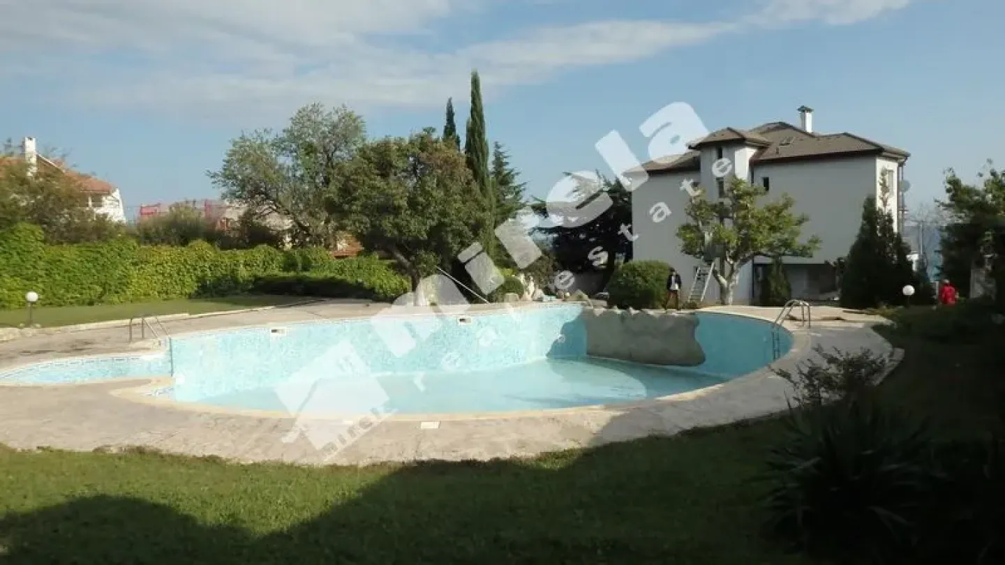 Luxury Waterfront Estate with Stunning Panoramic Views - Image 4