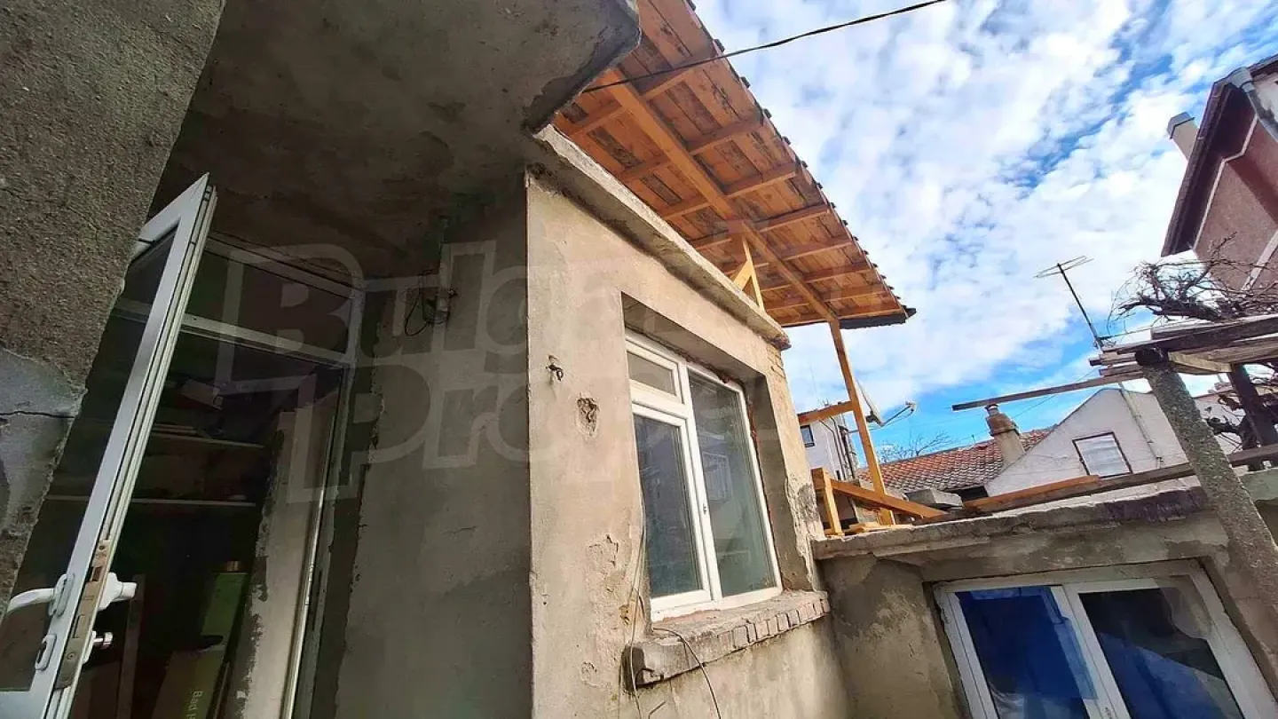 Charming House in Varna's Central District for Renovation - Image 1