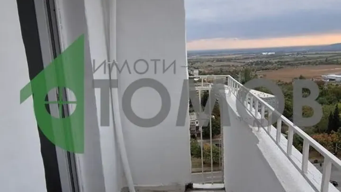 Spacious, Renovated 3BR Apartment with Great Views in Stara Zagora - Image 2