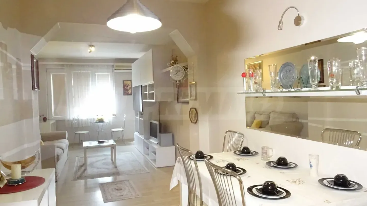 Stylish 3-Bed Apartment Near Red Square, Varna, Bulgaria - Image 1