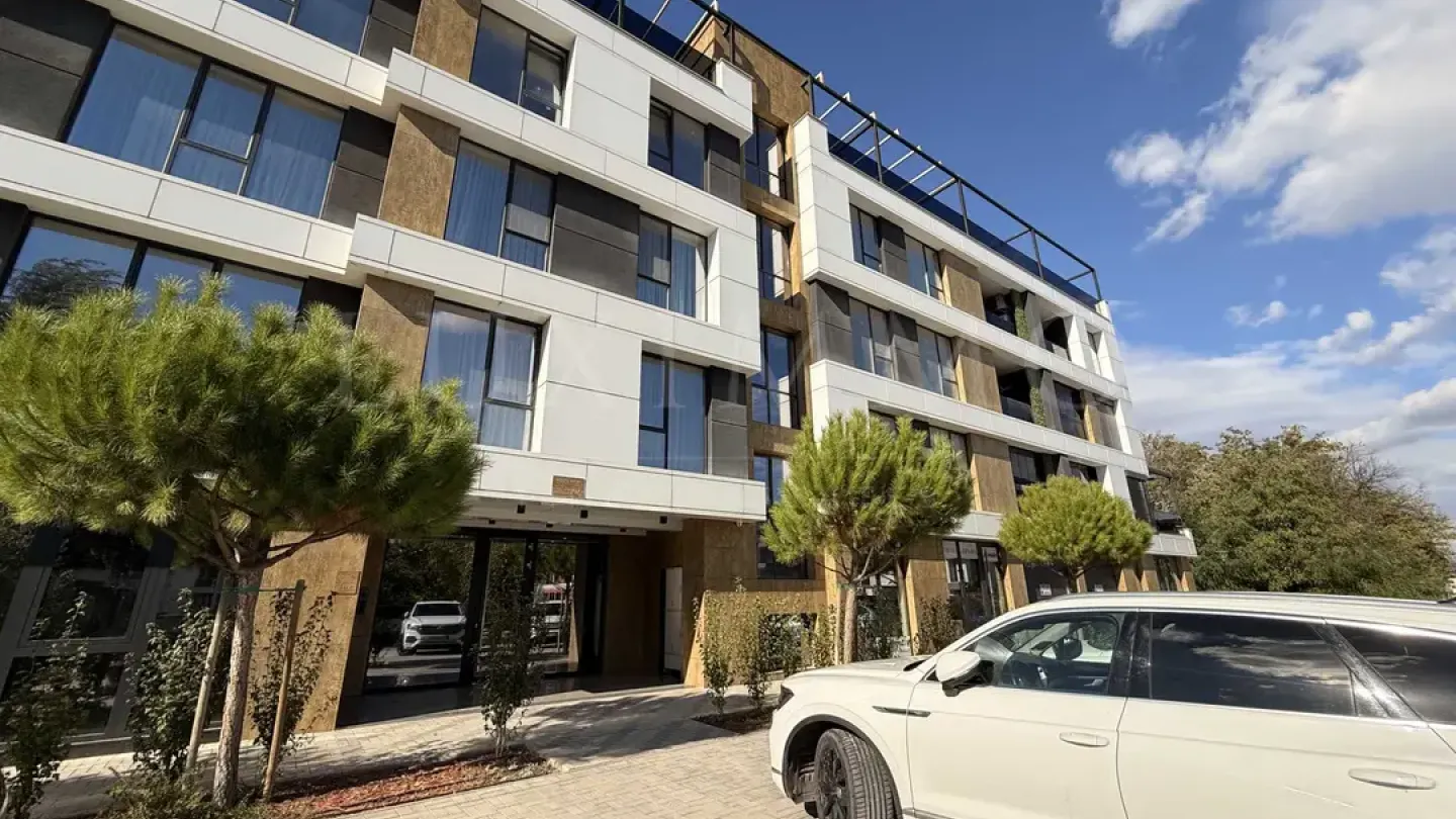 Elegant Plovdiv Apartment: Rowing Base & Mountain Views - Image 2