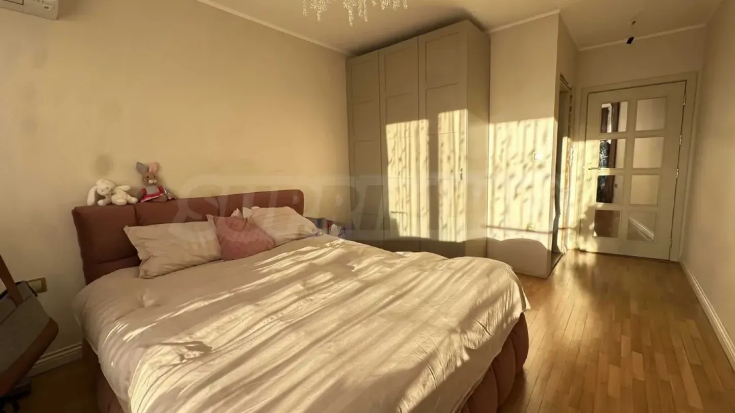 Spacious Panorama Apartment with Private Yard & Dual Parking - Image 2