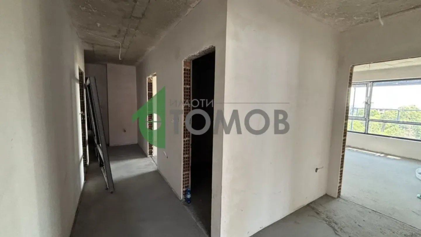 Spacious 4-Bedroom Apartment in Secure Azimov Complex, Stara Zagora - Image 1