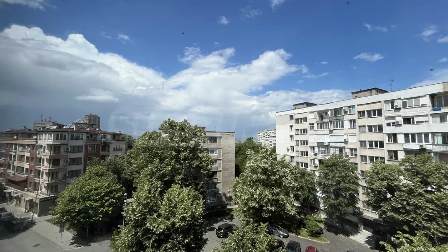 Spacious 2-Level Apartment Near Burgas Sea Garden - Image 2