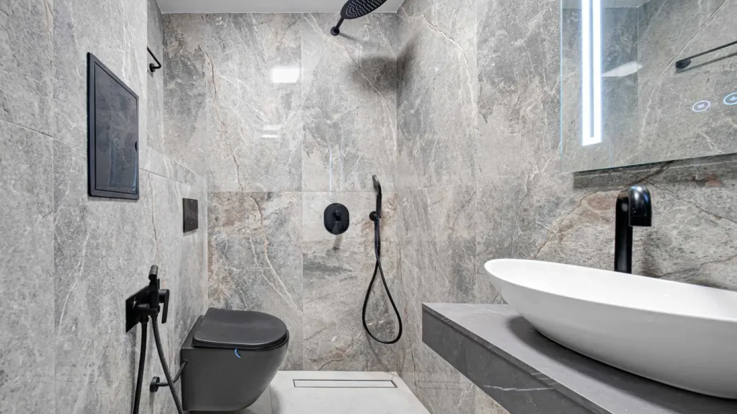 Spacious 2-Bedroom Apartment w/ Parking in Kr. Vada - Image 3