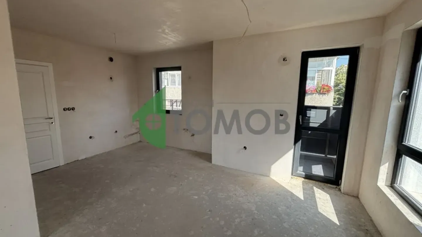 Spacious 3-Bedroom Apartment Near Park in Stara Zagora - Image 2