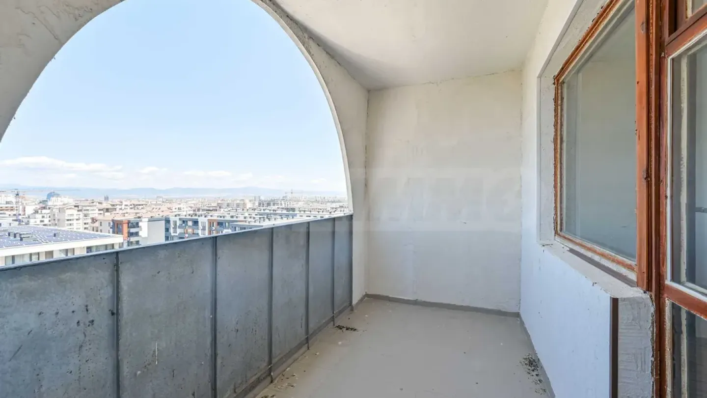 Spacious 3-Bedroom Apartment with Panoramic Views - Image 3