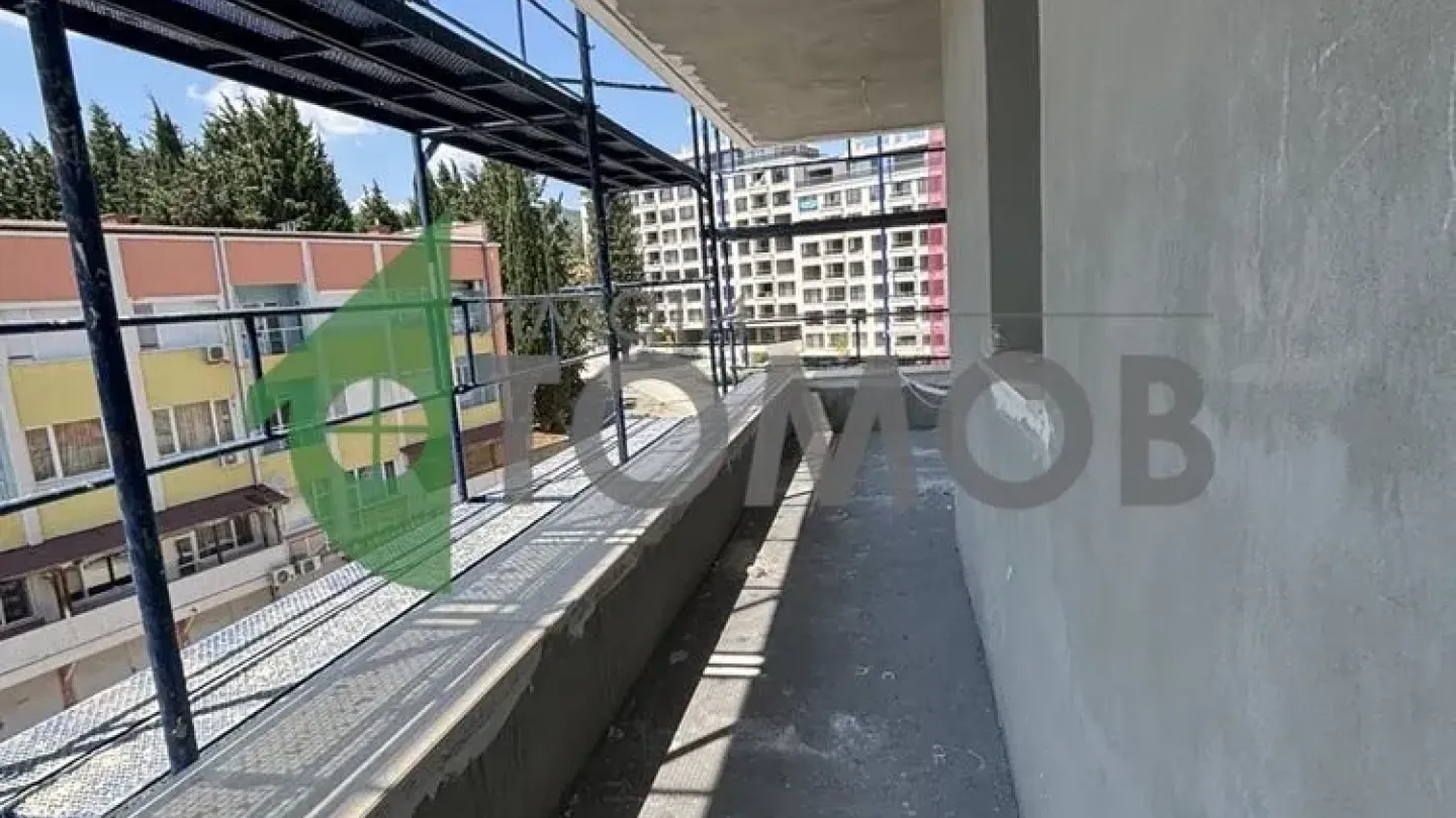 Spacious 4-Bedroom Apartment in Secure Azimov Complex, Stara Zagora - Image 3