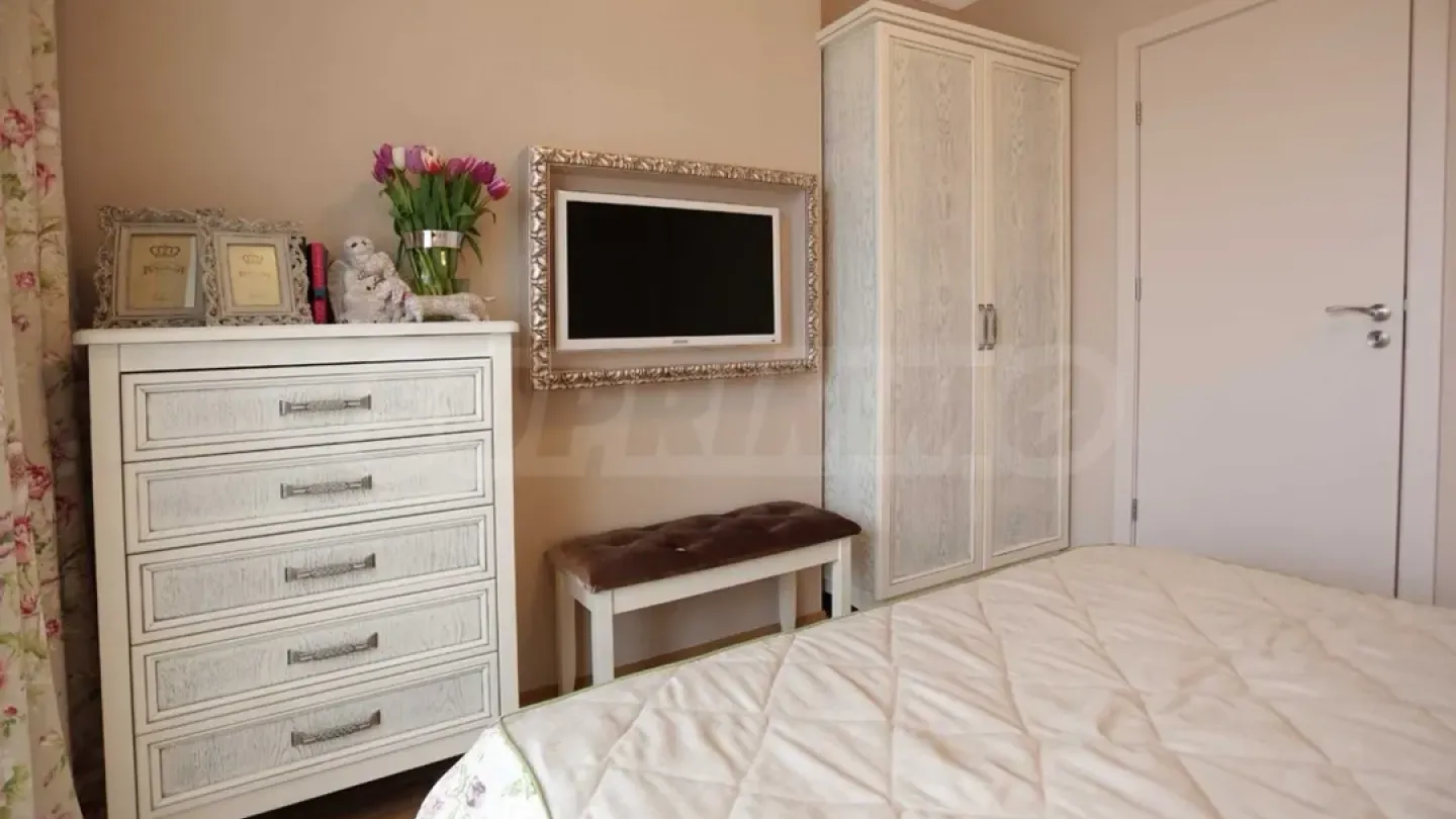 Luxury Furnished Apartment with Parking in Varna's Heart - Image 5