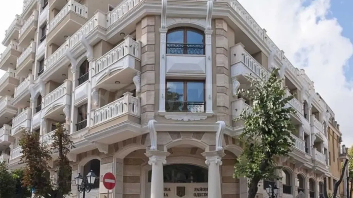 Luxury Furnished Apartment with Parking in Varna's Heart - Image 1