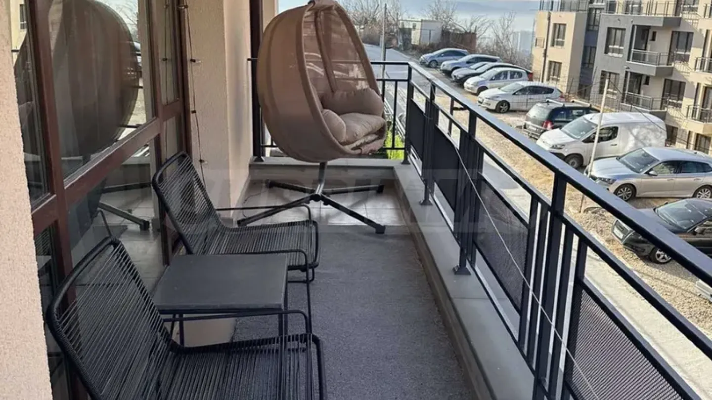 Stylish 3-Bedroom Apartment in Varna's Pchelina District - Image 1