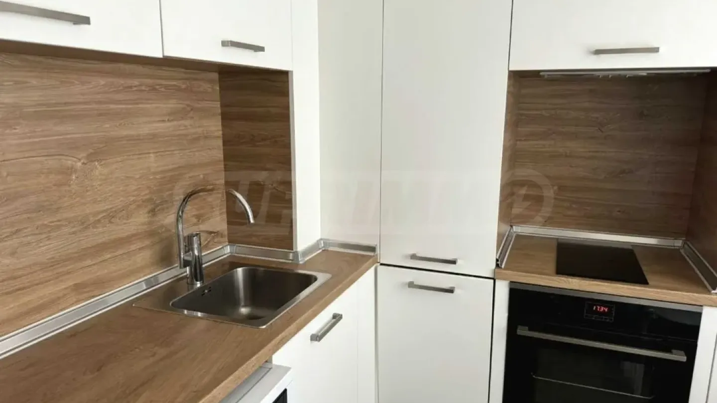 Spacious Two-Bedroom Apartment with Slavyanovo Square View - Image 2