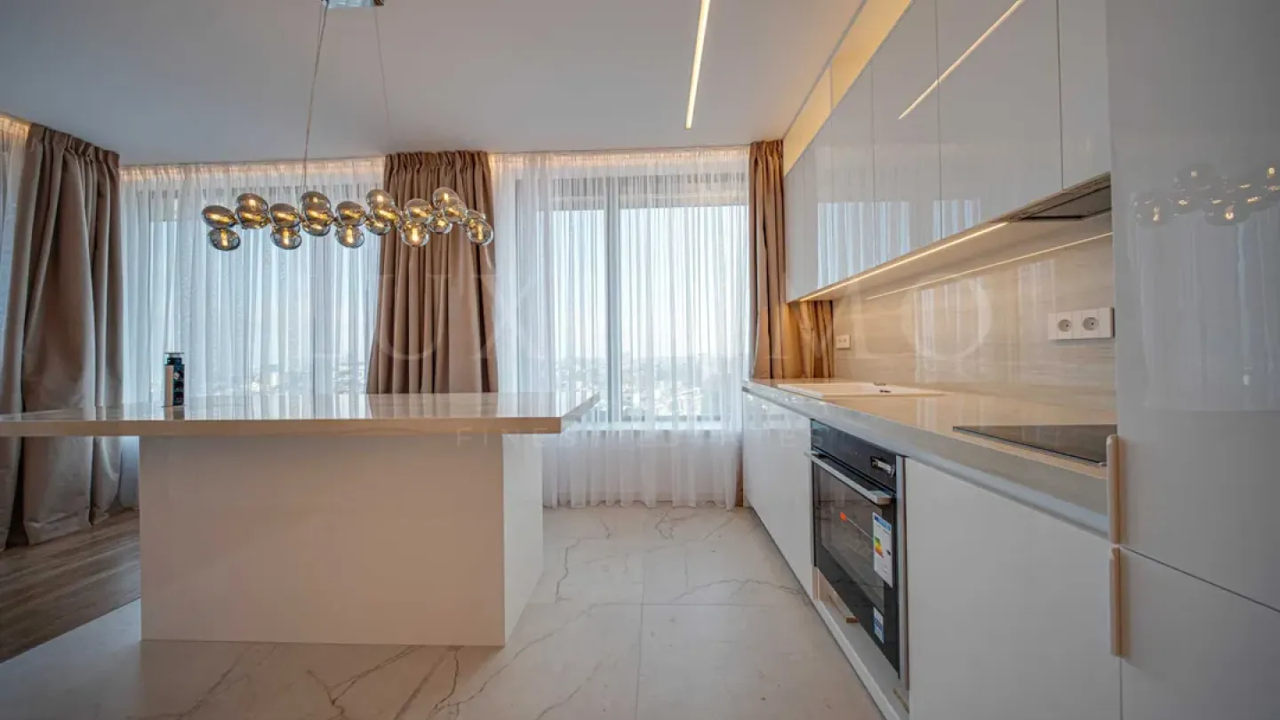 Luxurious One-Bedroom Apartment with City & Mountain Views - Image 1