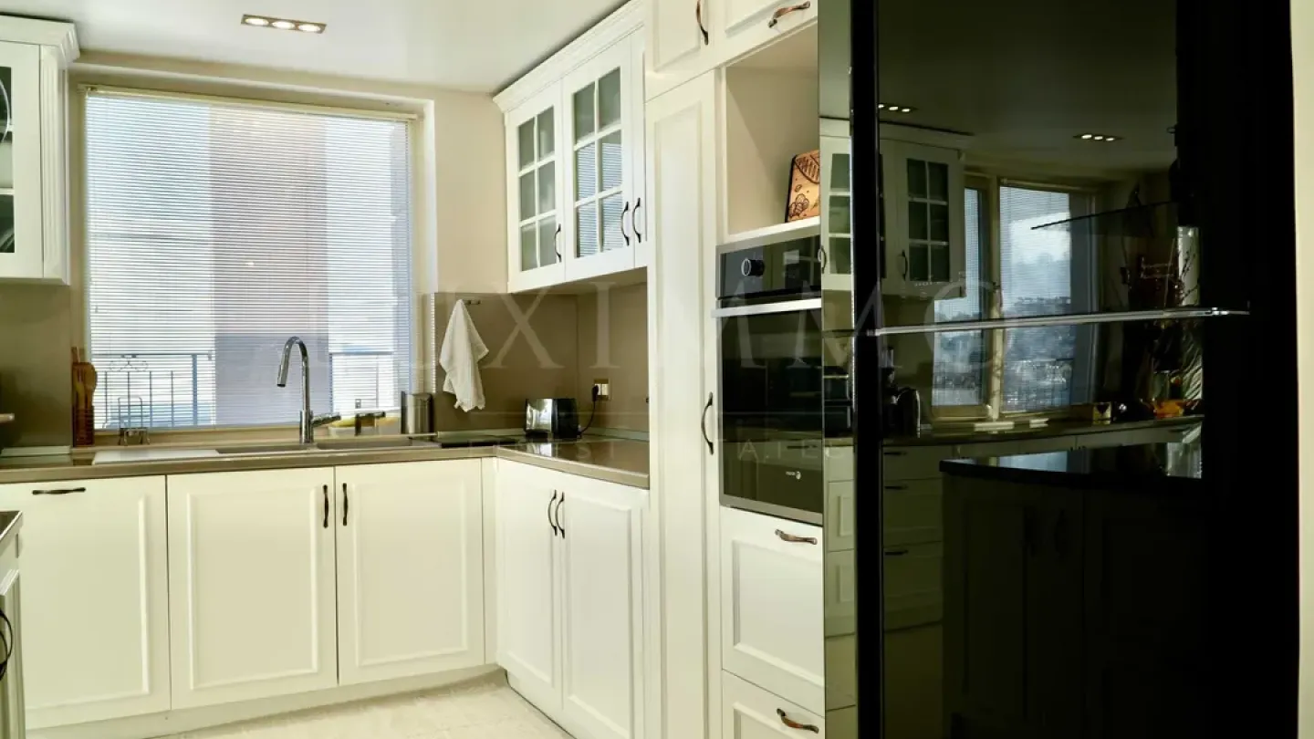 Luxury Plovdiv Penthouse: Panoramic Views & Amenities - Image 2