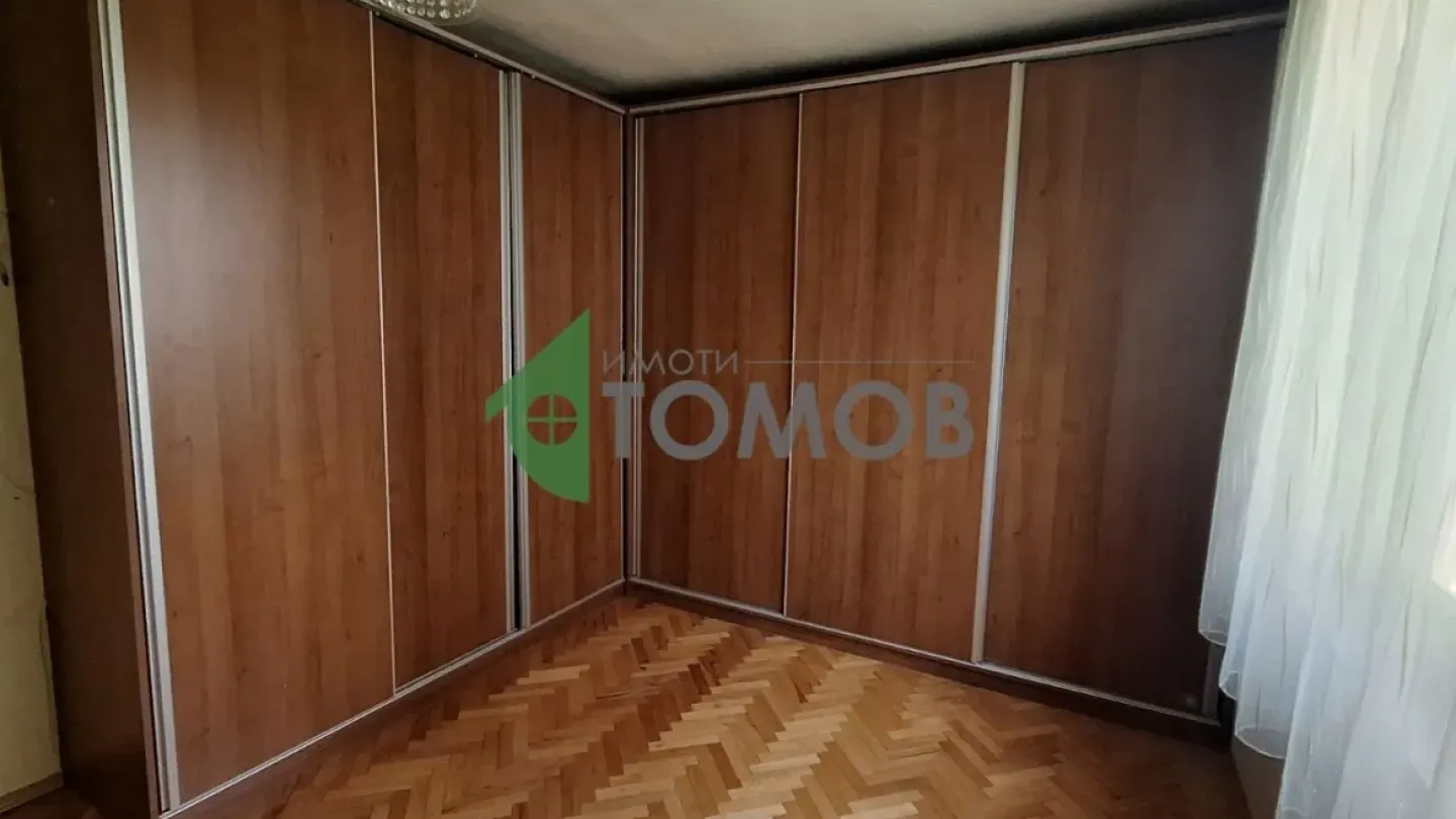 Spacious Three-Bedroom Apartment in Central Stara Zagora for Sale - Image 5