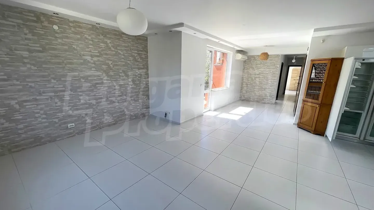 Spacious 3-Bedroom Apartment in Varna's Heart – Modern Living - Image 3