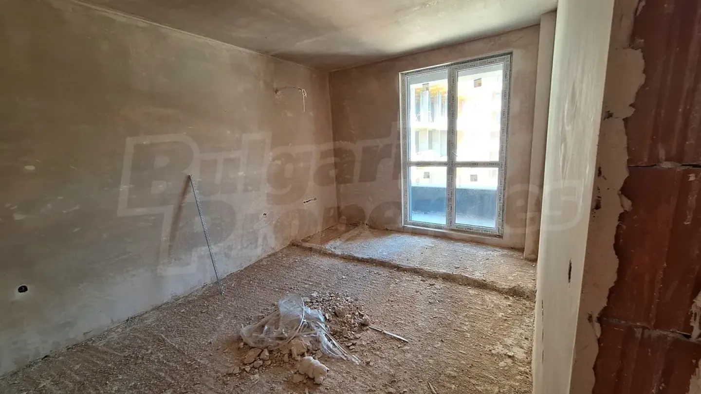 Spacious One-Bedroom Apartment with Park Views in Varna - Image 4