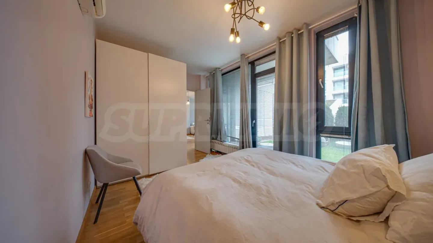 Spacious, Fully Furnished Apartment with Private Garden - Image 2