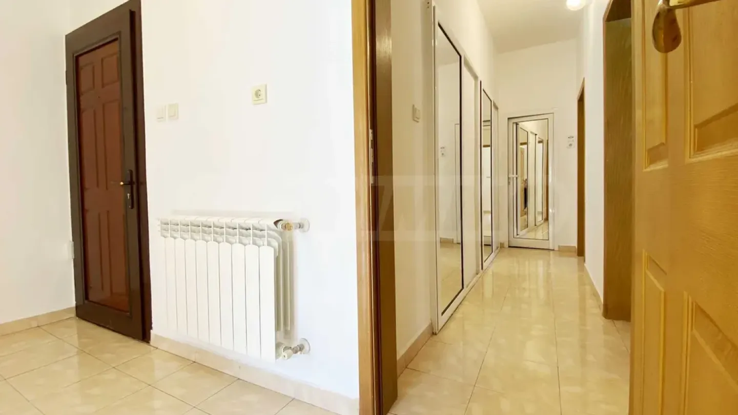 Spacious Plovdiv Apartment - Two Bedrooms, Prime Location, 198 m2. - Image 3
