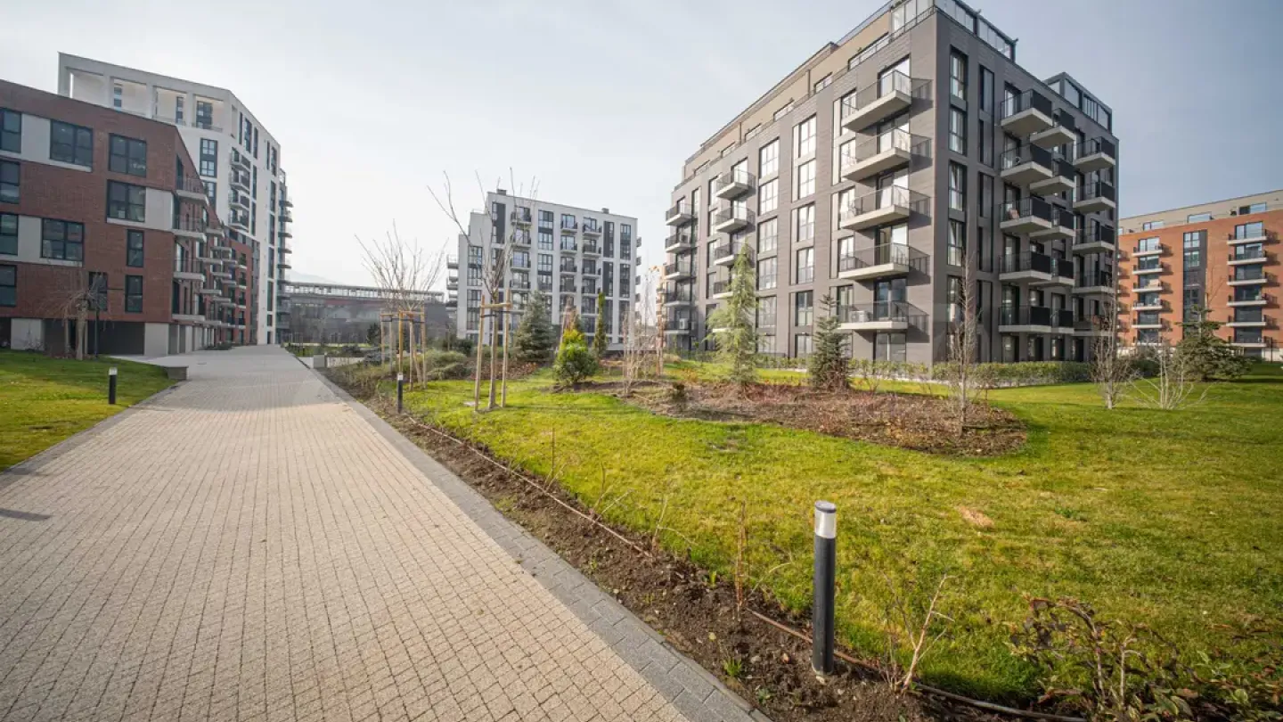 Spacious, Furnished Apartment in Sofia with Parking - Image 2